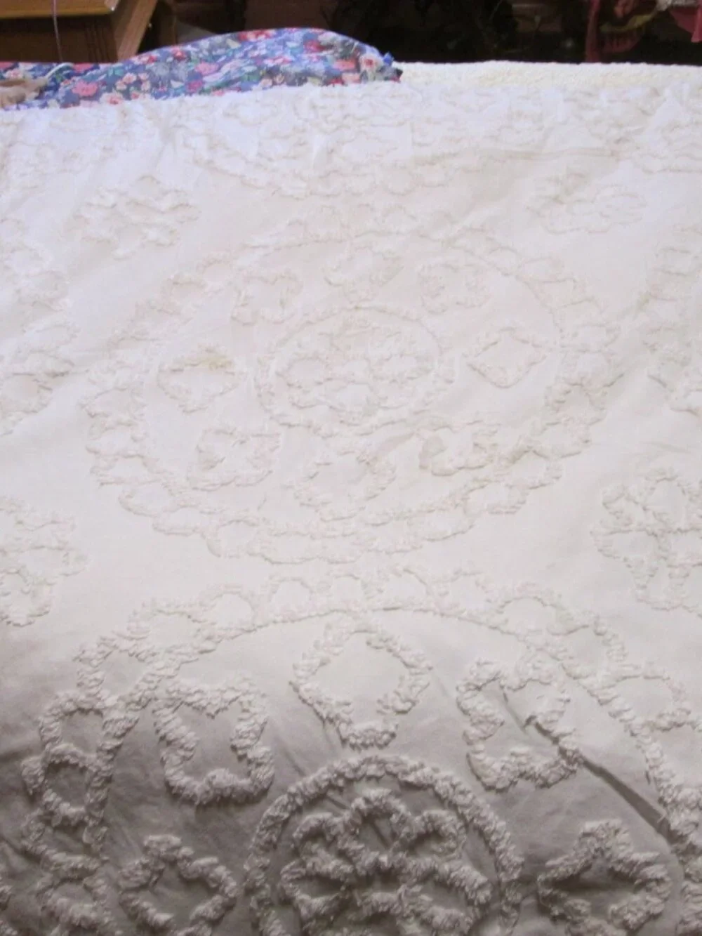 Vtg chenille Tuft King size ivory floral tuft farmhouse bedspead alternate down